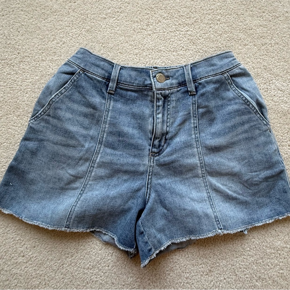 Maurice’s women’s shorts. Light wash size M! Worn once look brand new!